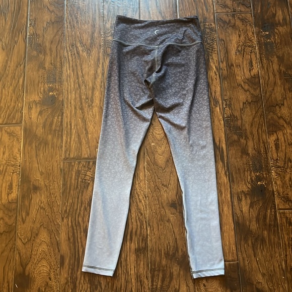 Zyia Active light and tight Ombré Animal print leggings, size 2 - Picture 5 of 6